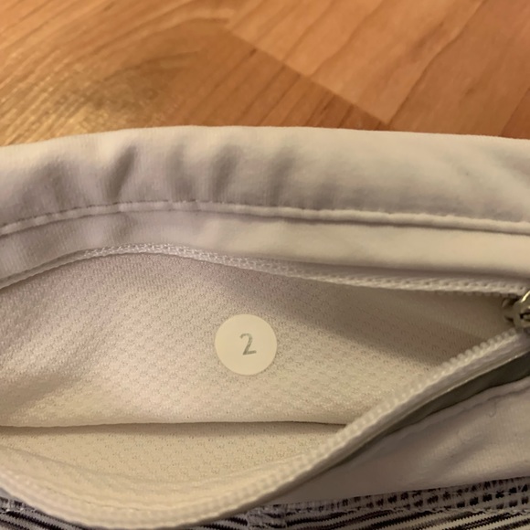 Beautiful Cropped Lululemon Leggings Size 2 - Picture 4 of 7